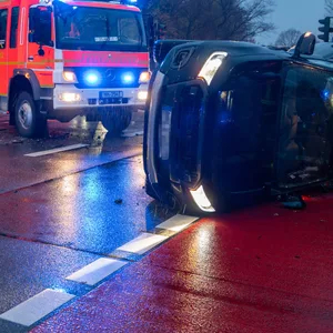 Der Mann konnte sich eigenständig aus dem Pick-up befreien. Er wurde nicht verletzt.