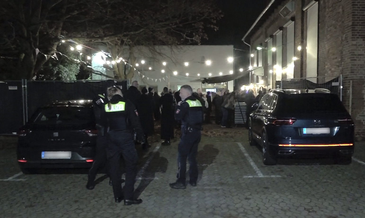 Nachtmahr-Konzert nach Störaktion abgebrochen: Polizisten und Bescuher vor dem evakuierten „MusikZentrum“ in Hannover.