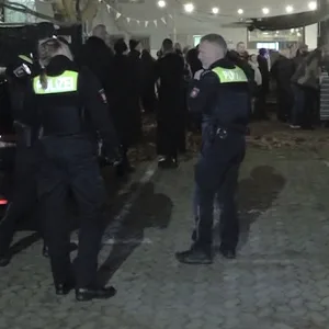 Nachtmahr-Konzert nach Störaktion abgebrochen: Polizisten und Bescuher vor dem evakuierten „MusikZentrum“ in Hannover.