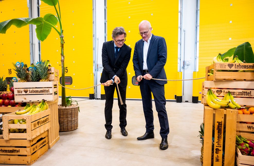 Markus Mosa, Vorstandsvorsitzender von Edeka (l.) und Hamburgs Erster Bürgermeister Peter Tschentscher (SPD) eröffnen auf dem Kleinen Grasbrook das neue Edeka Fruchtkontor Nord.