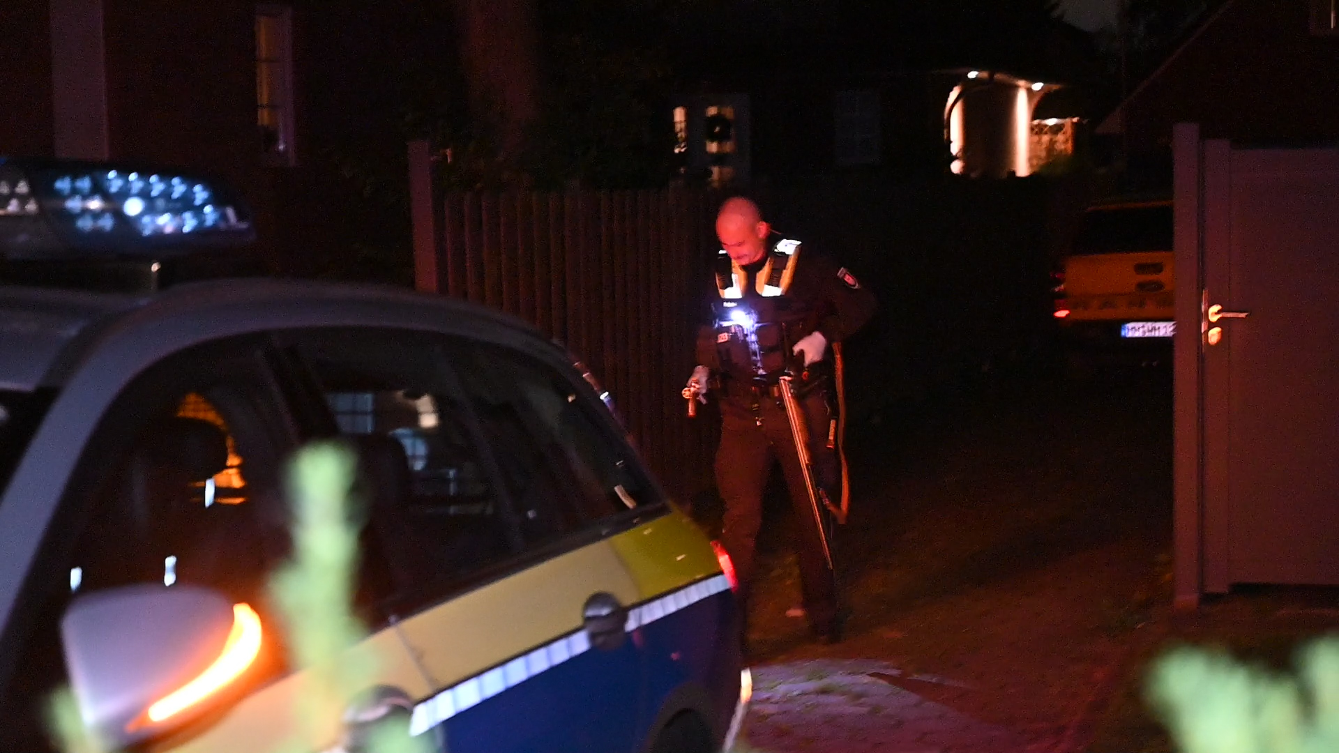 Ein Polizist stellt in Hamburg-Wilhelmsburg das Gewehr sicher, mit dem ein Mann am Halloween-Abend kleine Kinder bedroht hat.