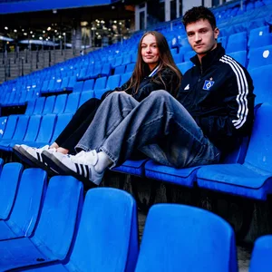 Merle Luise Kirschstein und Noah Katterbach sitzen nebeneinander auf der HSV-Tribüne