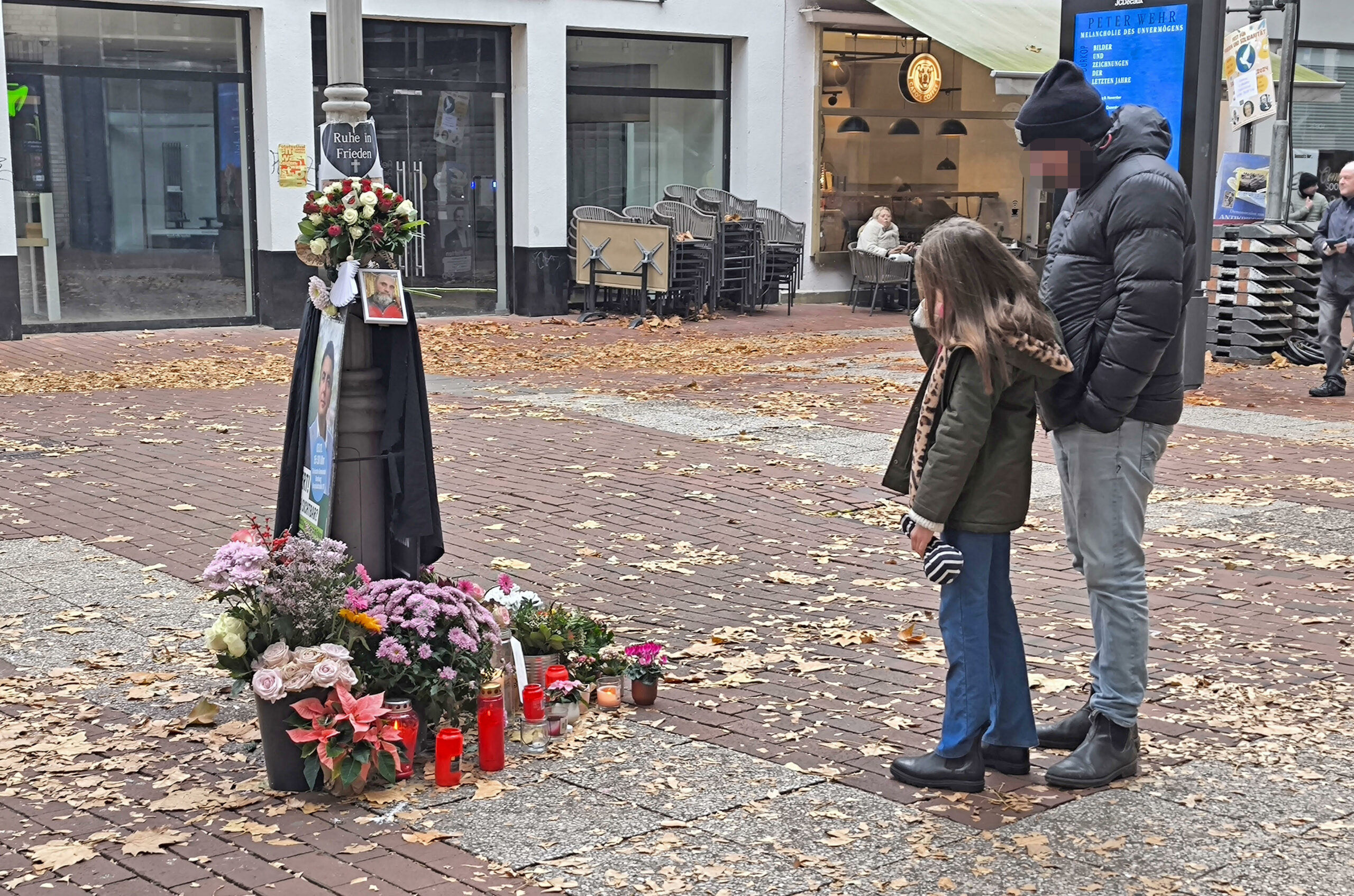 Passanten bedauern den Tod des Obdachlosen in der Ottenser Hauptstraße.