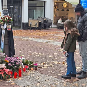 Passanten bedauern den Tod des Obdachlosen in der Ottenser Hauptstraße.
