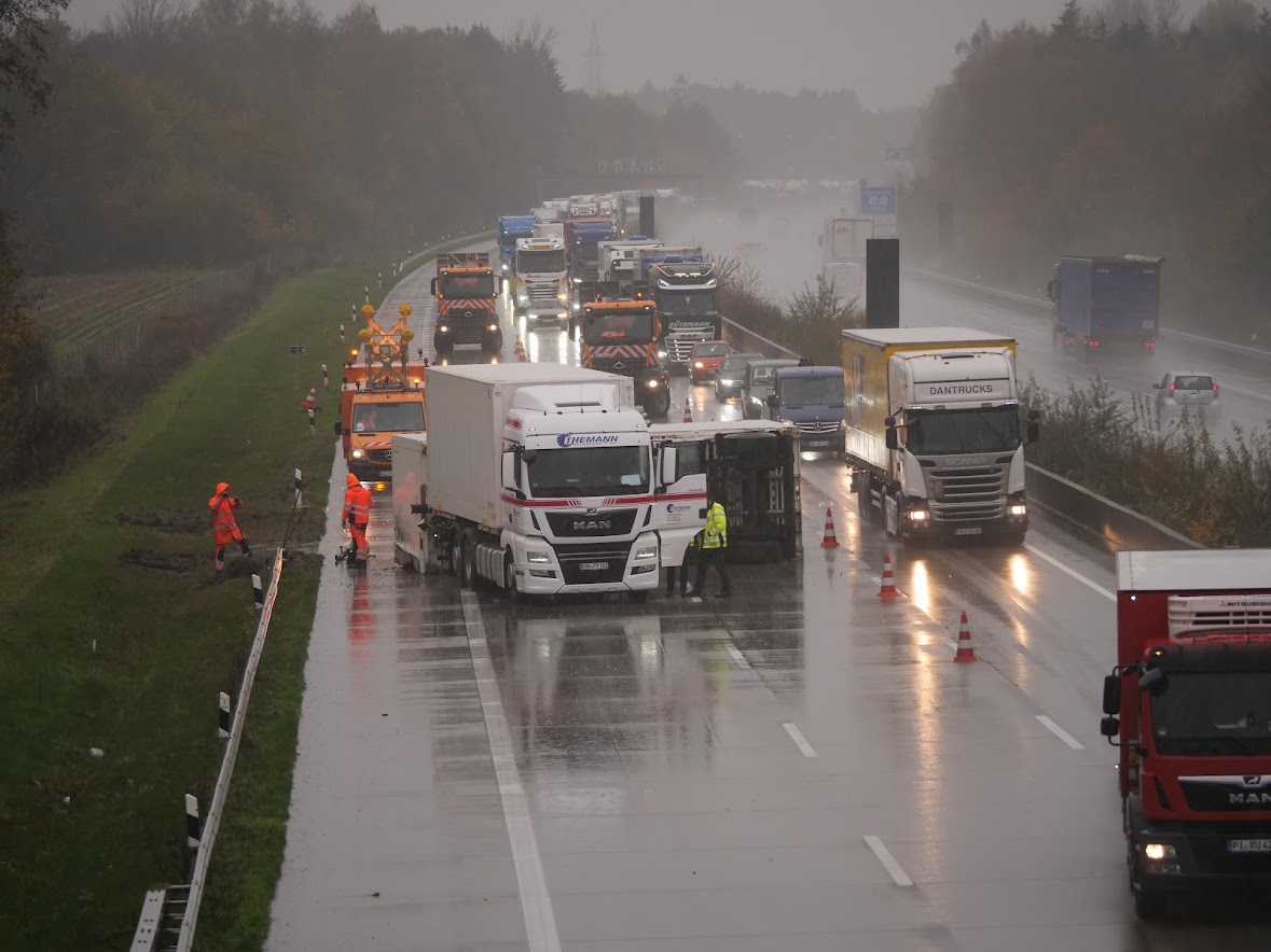 Unglück auf A7 bei Holmmoor: Anhänger von Lkw kippt um – Sperrung Richtung Hamburg