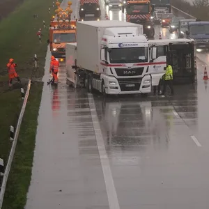 Unglück auf A7 bei Holmmoor: Anhänger von Lkw kippt um – Sperrung Richtung Hamburg