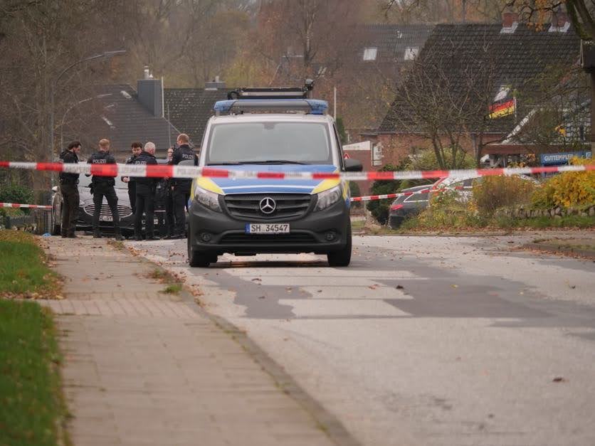 Die Polizei hat den Bereich um den Tatort in Schackendorf (Kreis Segeberg) abgesperrt.