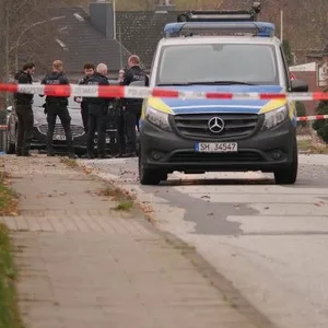 Die Polizei hat den Bereich um den Tatort in Schackendorf (Kreis Segeberg) abgesperrt.