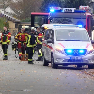 In Neumünster fanden Einsatzkräfte der Feuerwehr am Sonntagnachmittag einen toten 73-Jährigen.