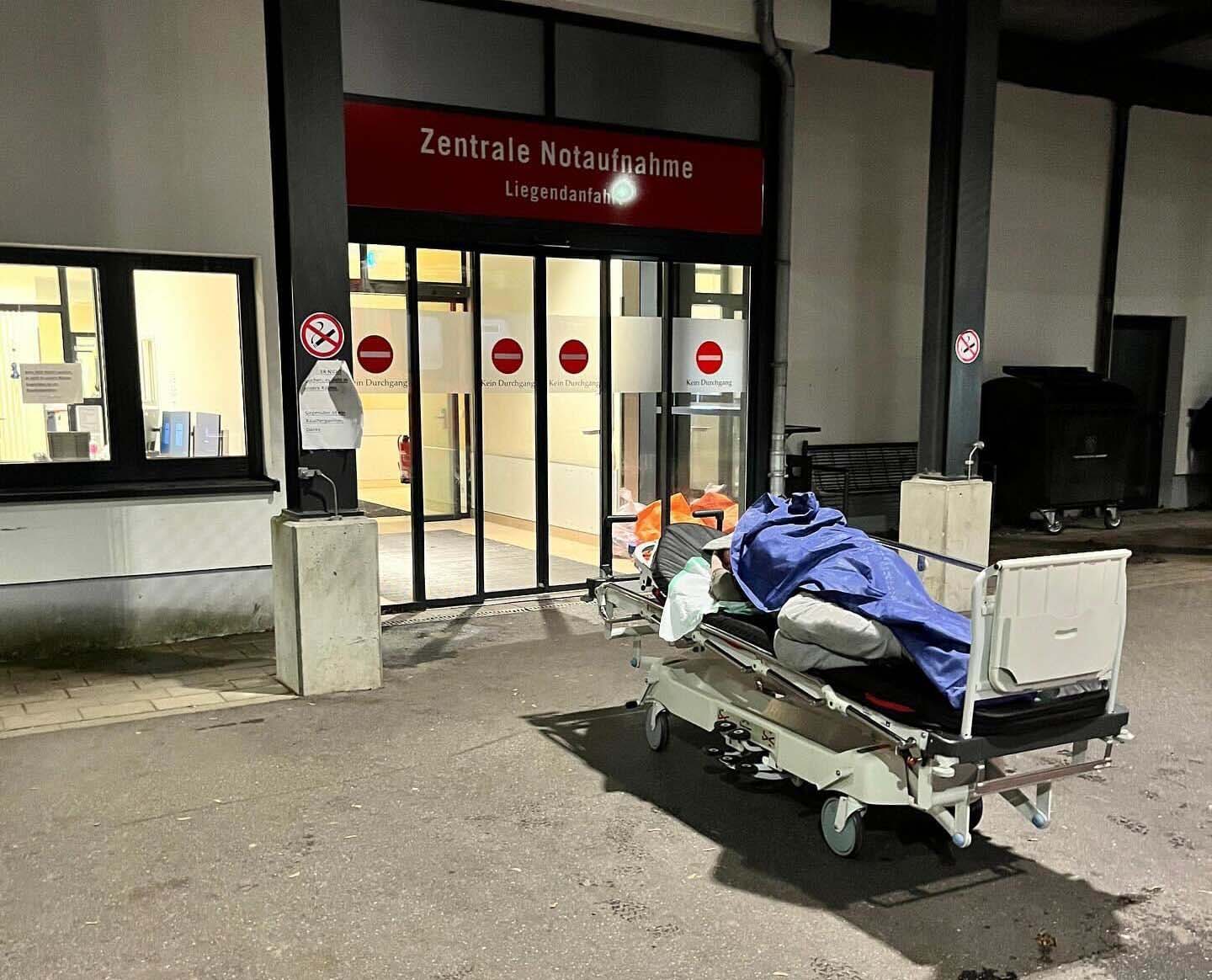 Obdachloser nach Beandlung von Klinikpersonal in Krankenbett in die Kälte geschoben – Kälte-Bus Organisation ist entsetzt