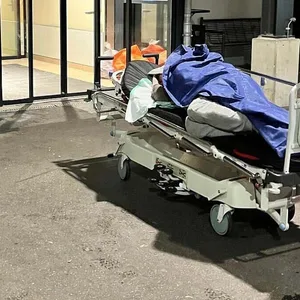 Obdachloser nach Beandlung von Klinikpersonal in Krankenbett in die Kälte geschoben – Kälte-Bus Organisation ist entsetzt