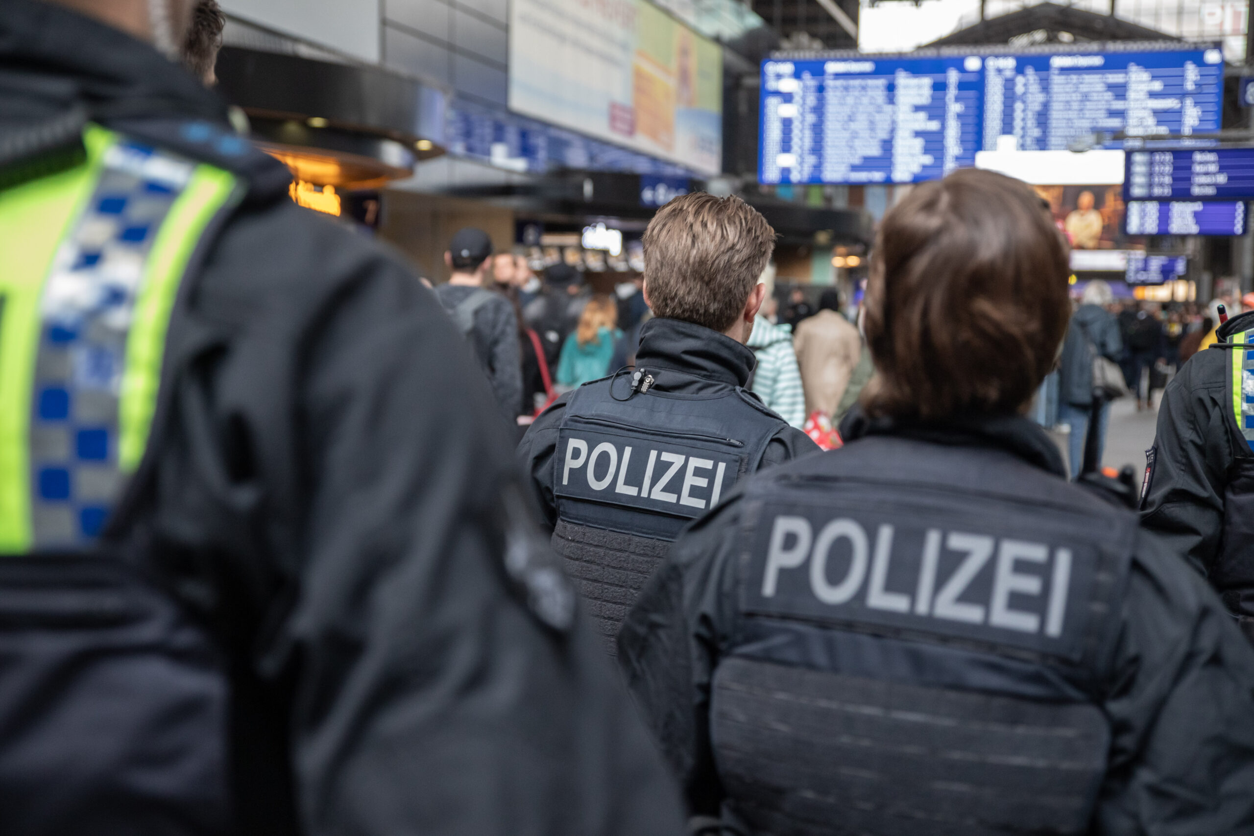 Nach einer Videoauswertung konnte die Bundespolizei die Handydiebe stellen. (Symbolfoto)