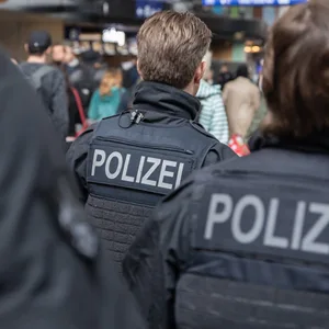 Nach einer Videoauswertung konnte die Bundespolizei die Handydiebe stellen. (Symbolfoto)