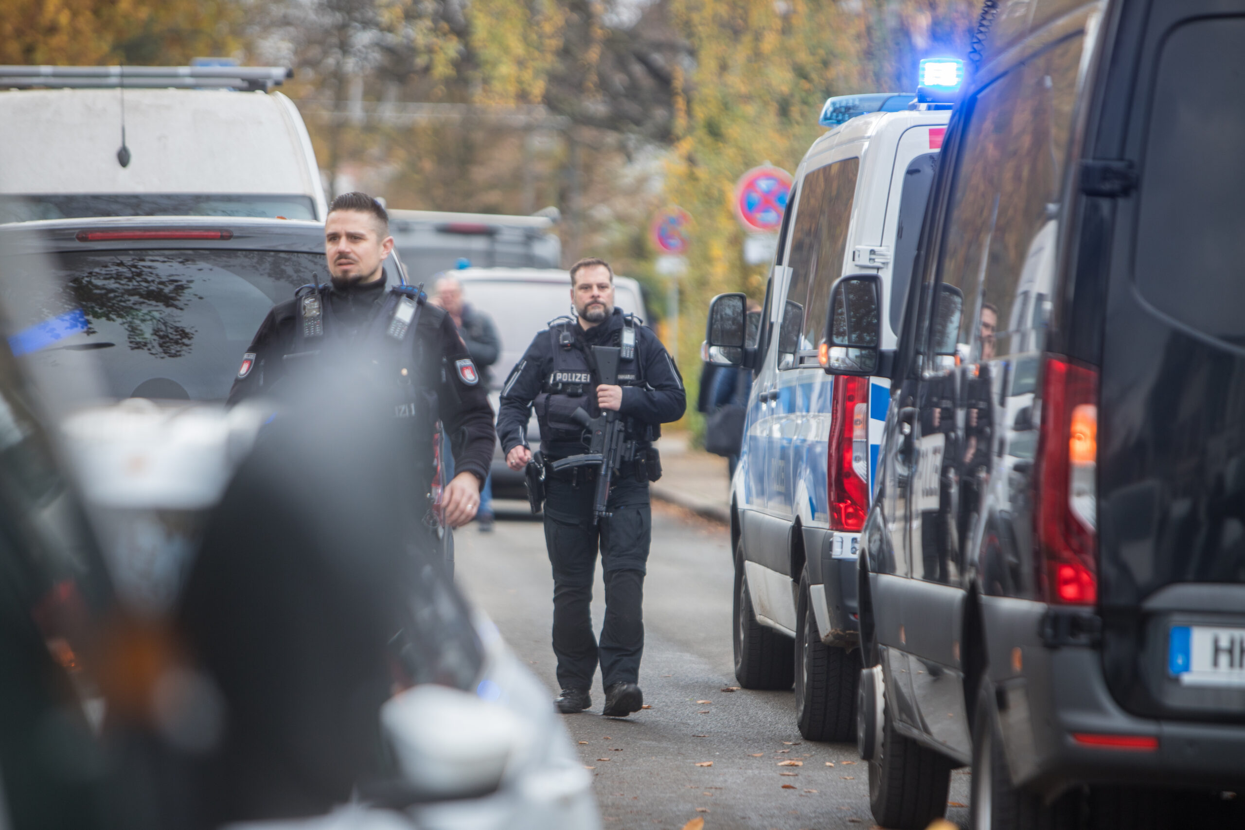 Polizisten an Streifenwagen