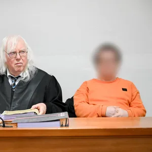 Der 46-jährige Angeklagte sitzt vor Prozessbeginn mit seinem Anwalt im Gerichtssaal.