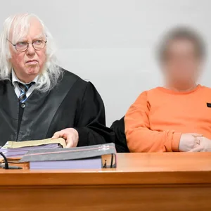 Der 46-jährige Angeklagte sitzt vor Prozessbeginn mit seinem Anwalt im Gerichtssaal.