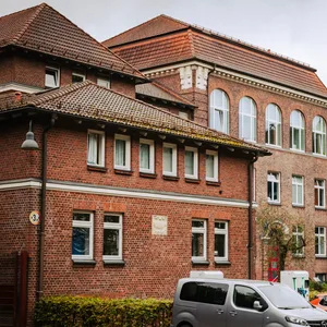 Großes Backsteingebäude