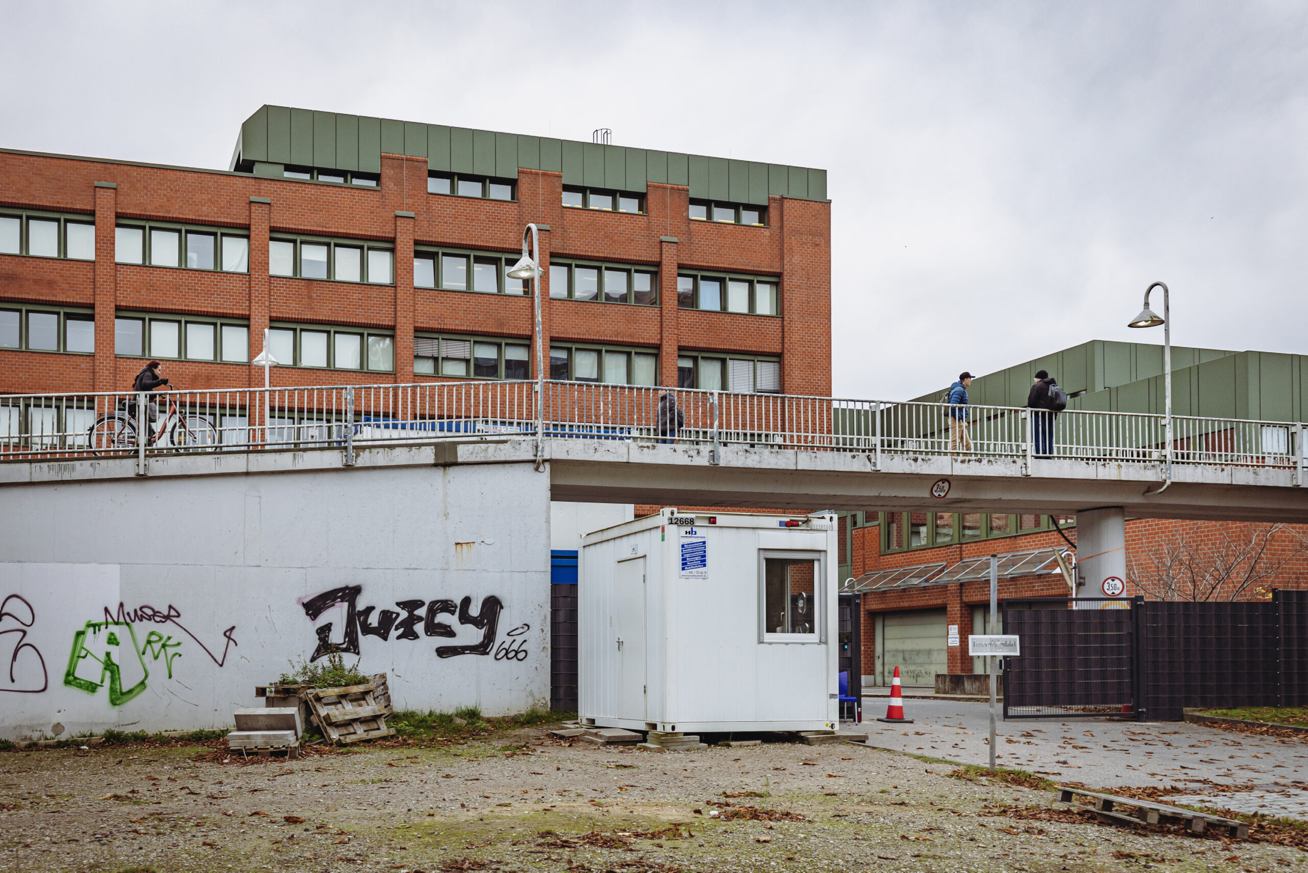 Die Geflüchtetenunterkunft in der alten Postbank-Zentrale im Überseering 26 (Archivbild).