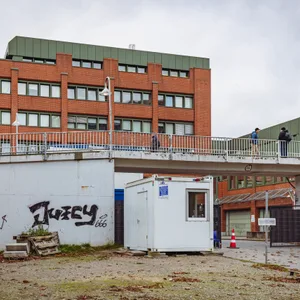 Die Geflüchtetenunterkunft in der alten Postbank-Zentrale im Überseering 26 (Archivbild).