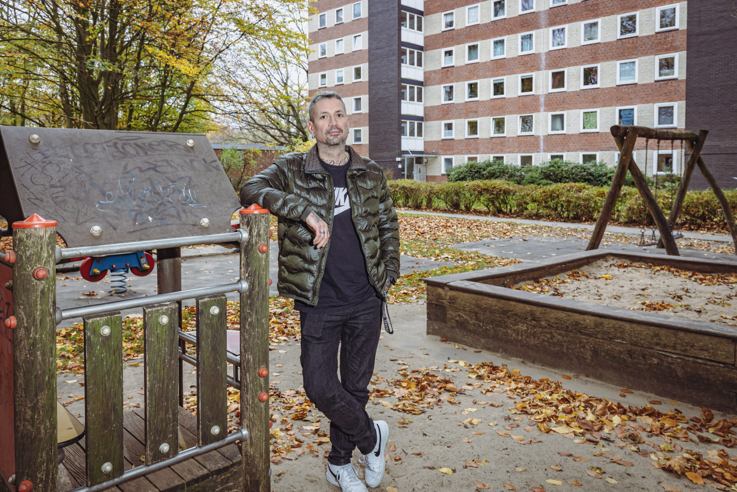 Fabian Leichnitz (43) vor seinem Wohnhaus: Die Lebensqualität hat sich für ihn seit Eröffnung der Unterkunft massiv verschlechtert.