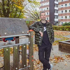 Fabian Leichnitz (43) vor seinem Wohnhaus: Die Lebensqualität hat sich für ihn seit Eröffnung der Unterkunft massiv verschlechtert.