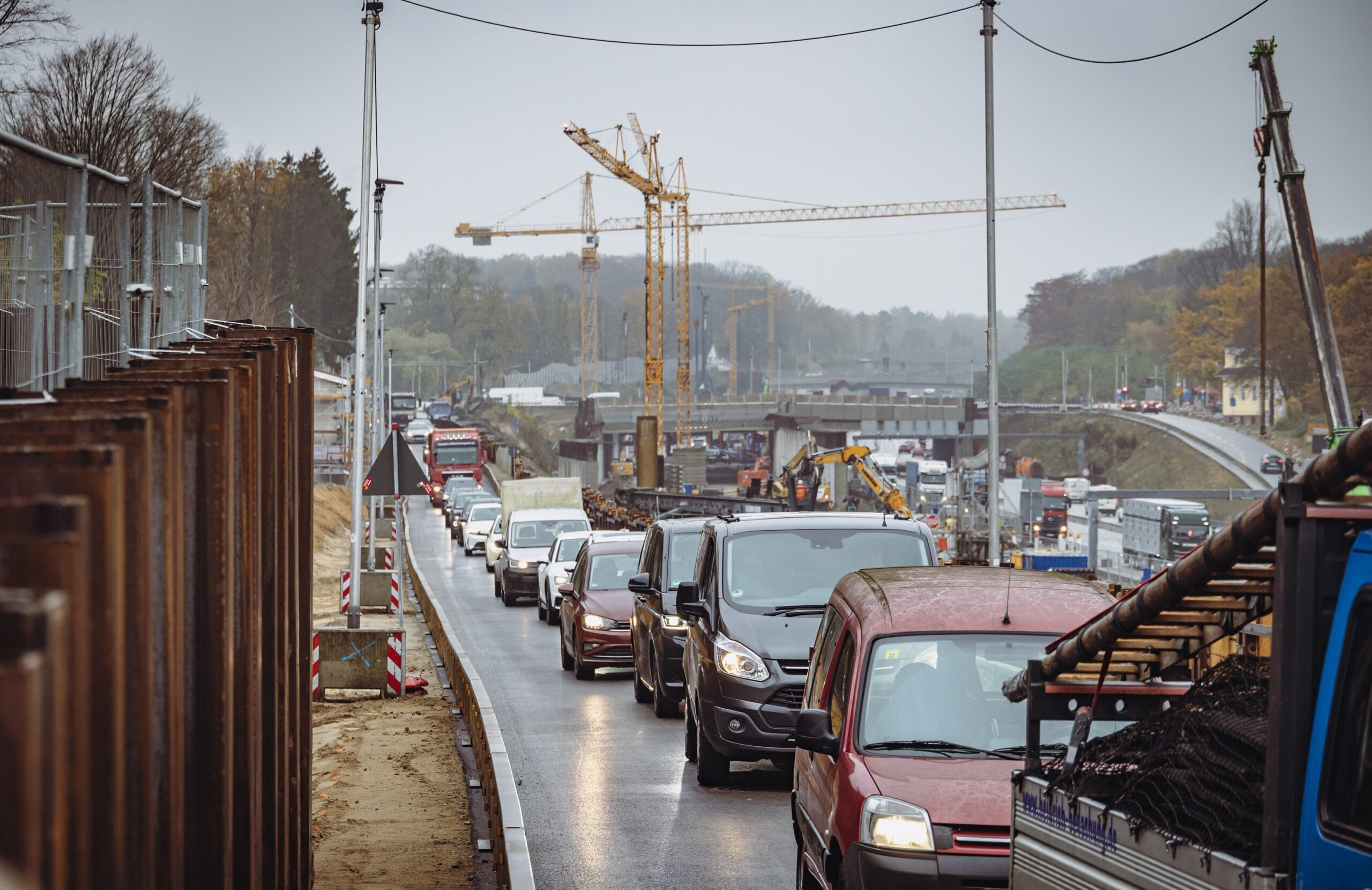 Autos stehen auf der provisorischen Rampe zur A7