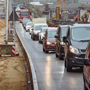 Autos stehen auf der provisorischen Rampe zur A7