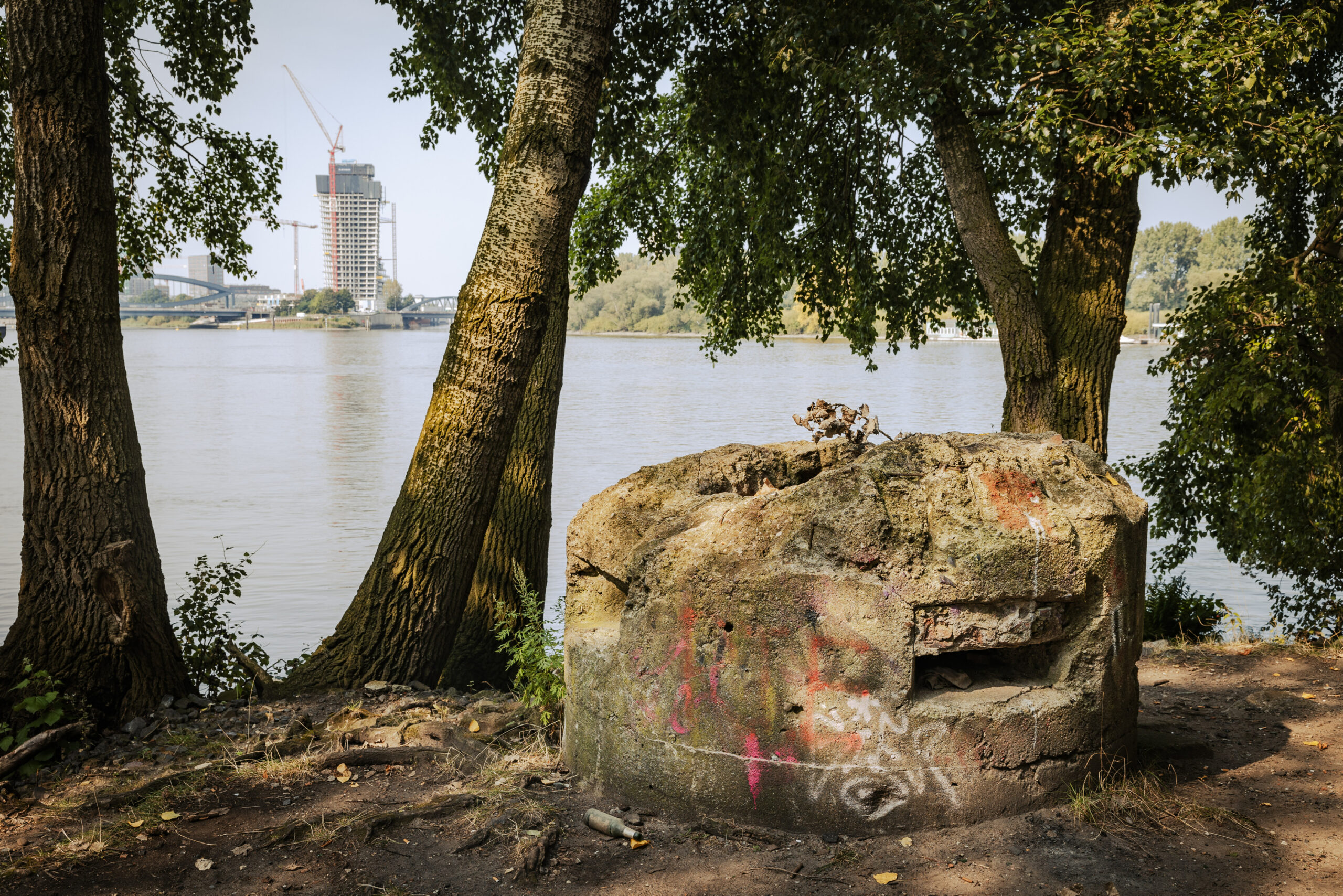 Grusel-Fotomotiv am Ende des Peuter Elbdeichs: ein kleiner Rundbunker und im Hintergrund Elbbrücken und Elbtower.