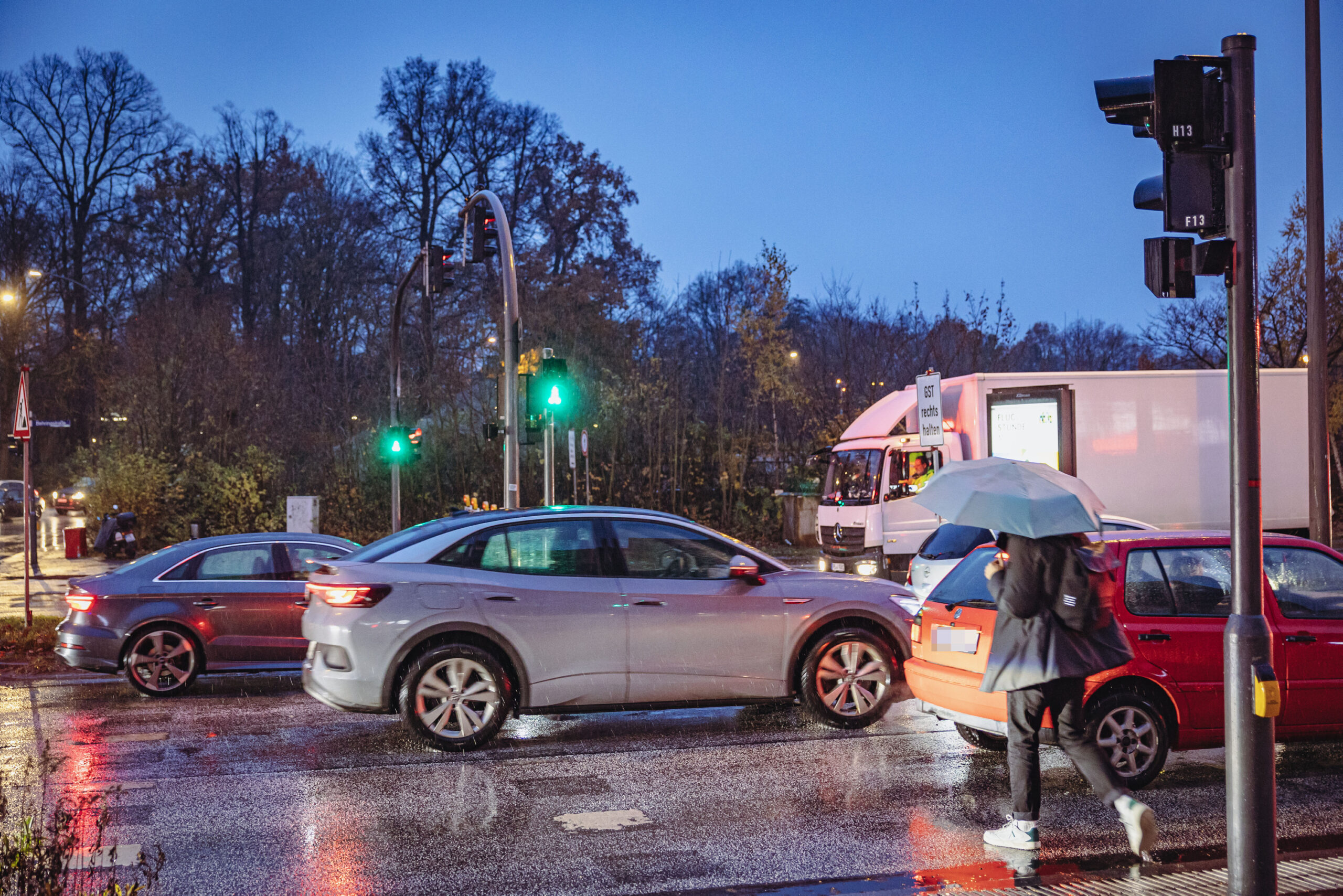 Hier wird's gefährlich! In dem aktuellen Stau-Chaos auf der Behringstraße achten viele Autofahrer nicht mehr auf die Fußgänger-Ampel.