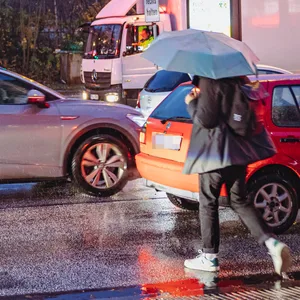 Hier wird's gefährlich! In dem aktuellen Stau-Chaos auf der Behringstraße achten viele Autofahrer nicht mehr auf die Fußgänger-Ampel.