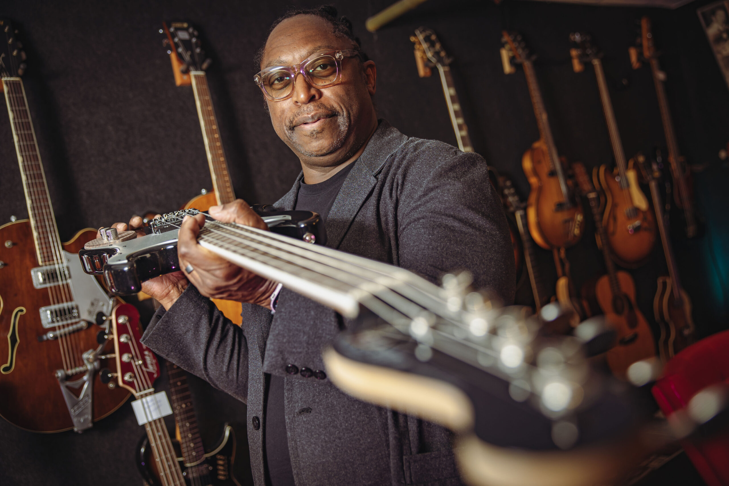 Darryl Jones, seit mehr als 30 Jahren Bassist der Rolling Stones, bei „No.1 Guitars“ an der Stahltwiete (Bahrenfeld).