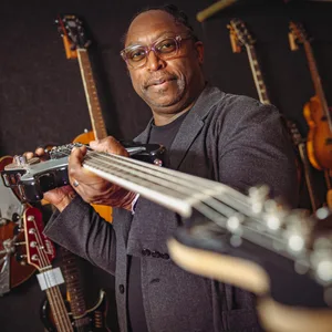 Darryl Jones, seit mehr als 30 Jahren Bassist der Rolling Stones, bei „No.1 Guitars“ an der Stahltwiete (Bahrenfeld).