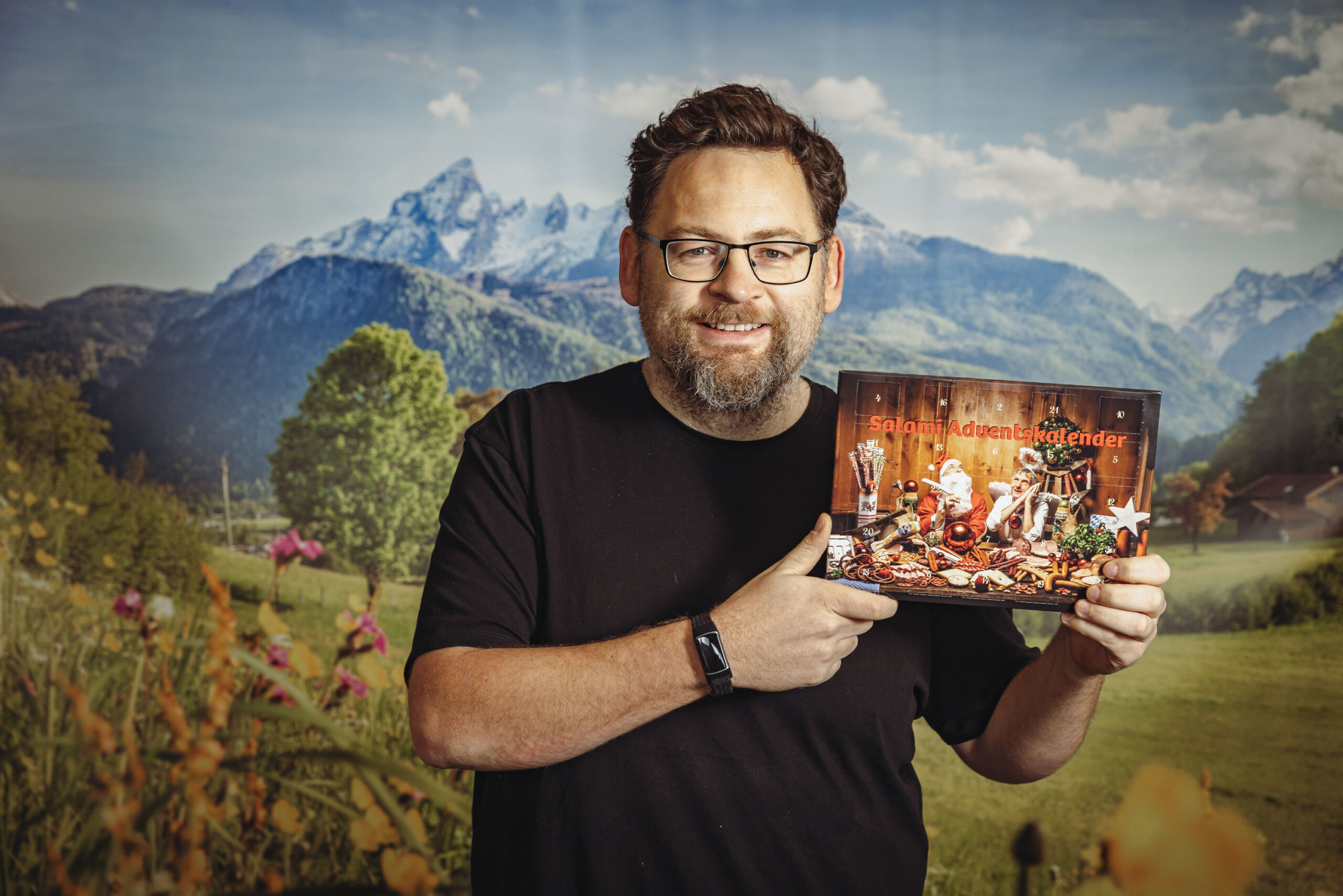 Exilbayer Daniel Wildfeuer mit dem Salami-Adventskalender aus dem Bayerischen Wald.