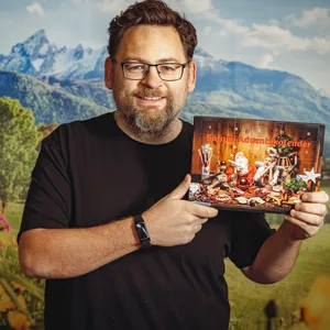 Exilbayer Daniel Wildfeuer mit dem Salami-Adventskalender aus dem Bayerischen Wald.