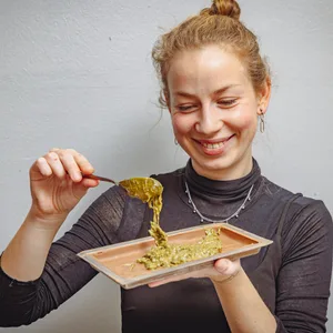 MOPO-Reproterin Franziska Vetter beim Befüllen der Dubai-Schokoladen.