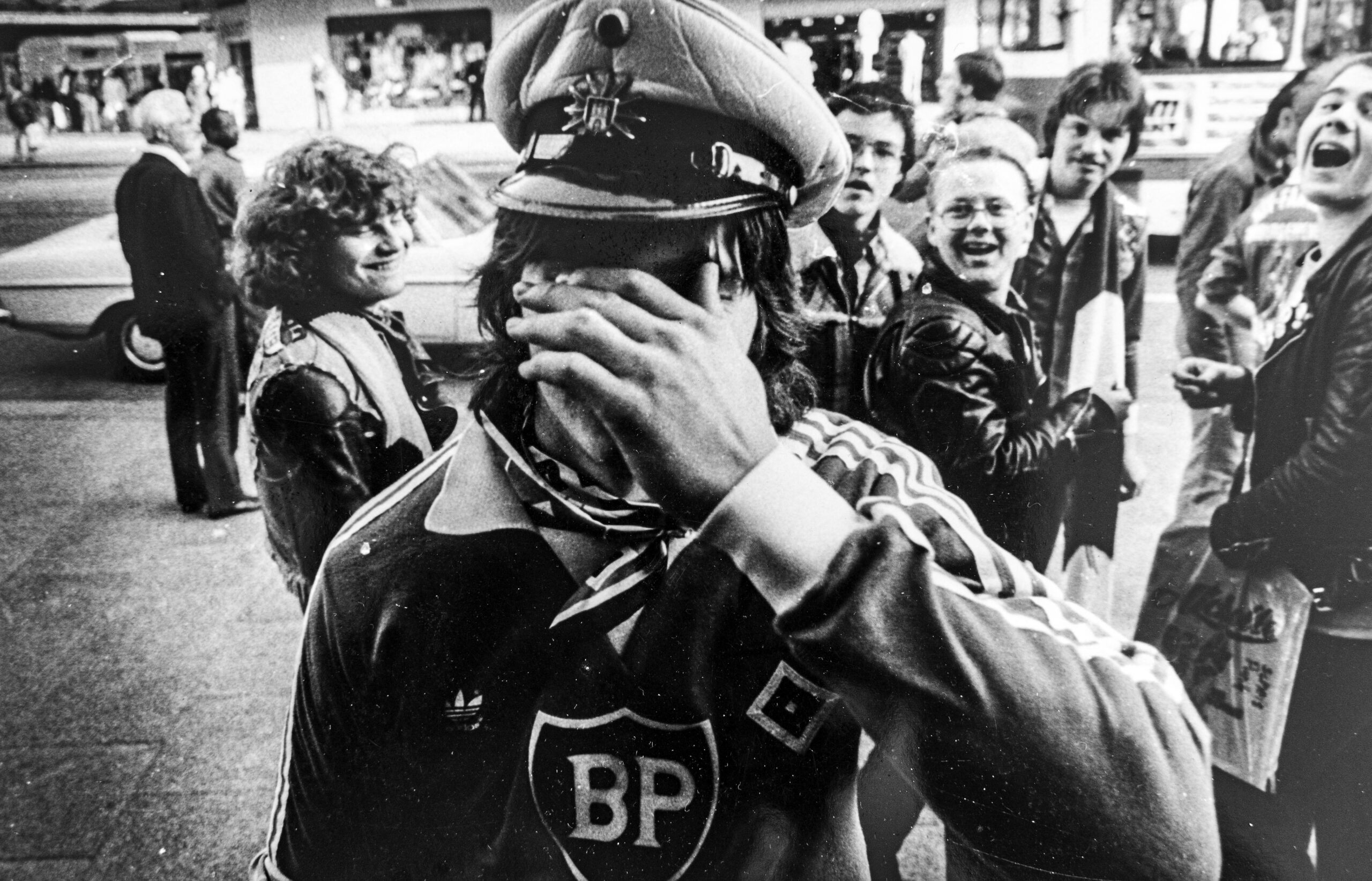 Ein jugendlicher HSV-Fan mit erbeuteter Schupo-Mütze: das Lieblingsbild des MOPO-Reporters.