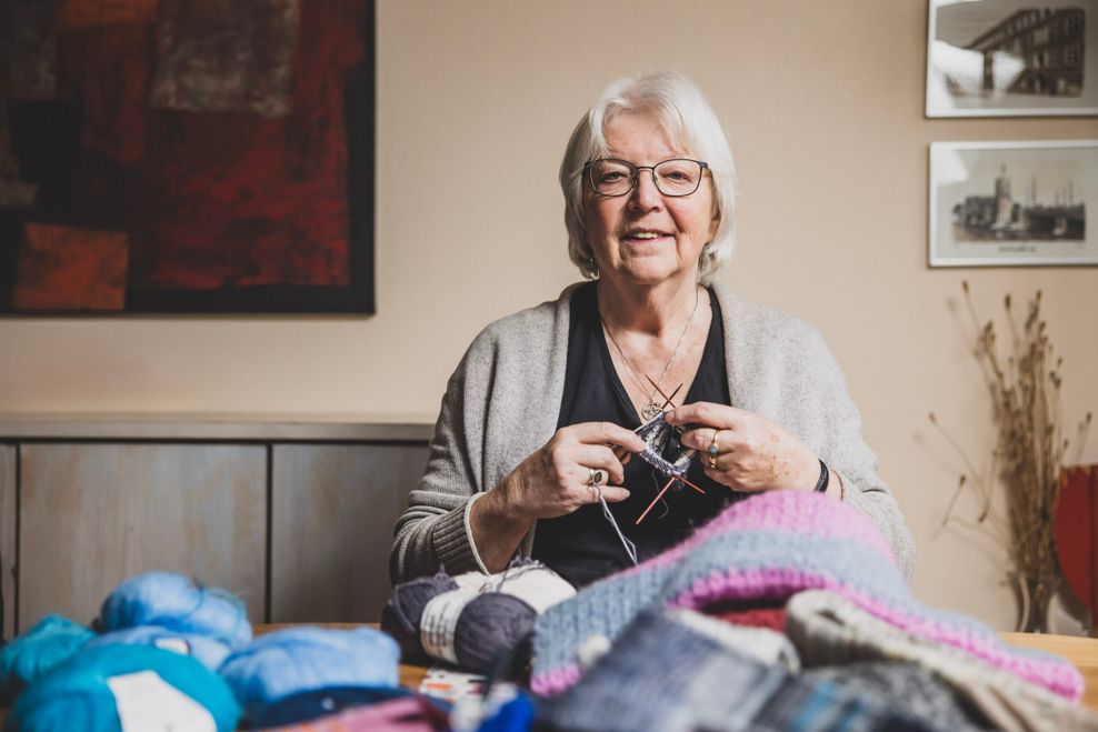 Hanneke König (78) hat die „Strickgruppe Ammersbek“ ins Leben gerufen, um Obdachlosen zu helfen.