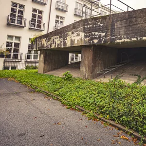 Der massive Bunker befindet sich auf dem Gelände der Hochschule für Musik und Theater und ist über die Magdalenenstraße frei zugänglich.