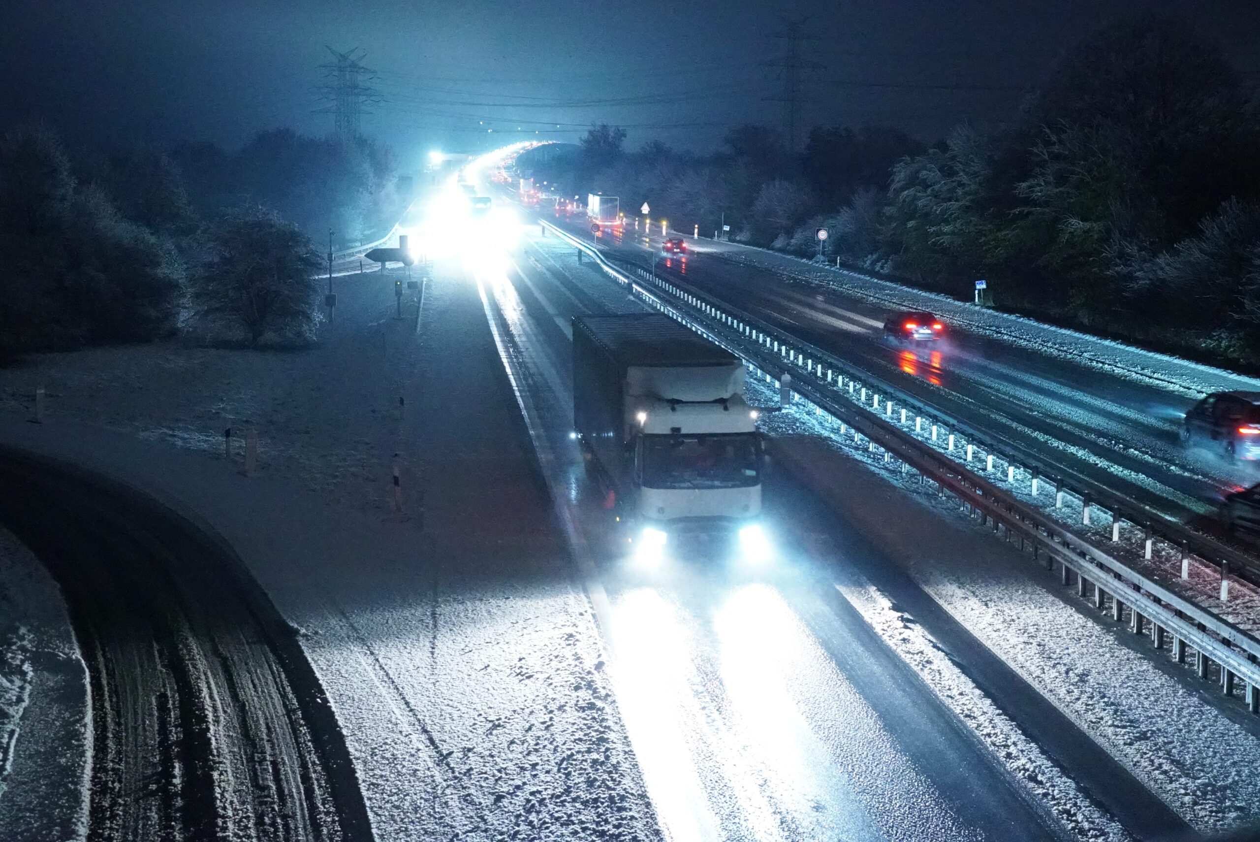 Puderzucker-Landschaft im Norden: Auf der A7 im Bereich der Rader Hochbrücke bei Rendsburg hat es geschneit.