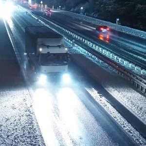 Puderzucker-Landschaft im Norden: Auf der A7 im Bereich der Rader Hochbrücke bei Rendsburg hat es geschneit.