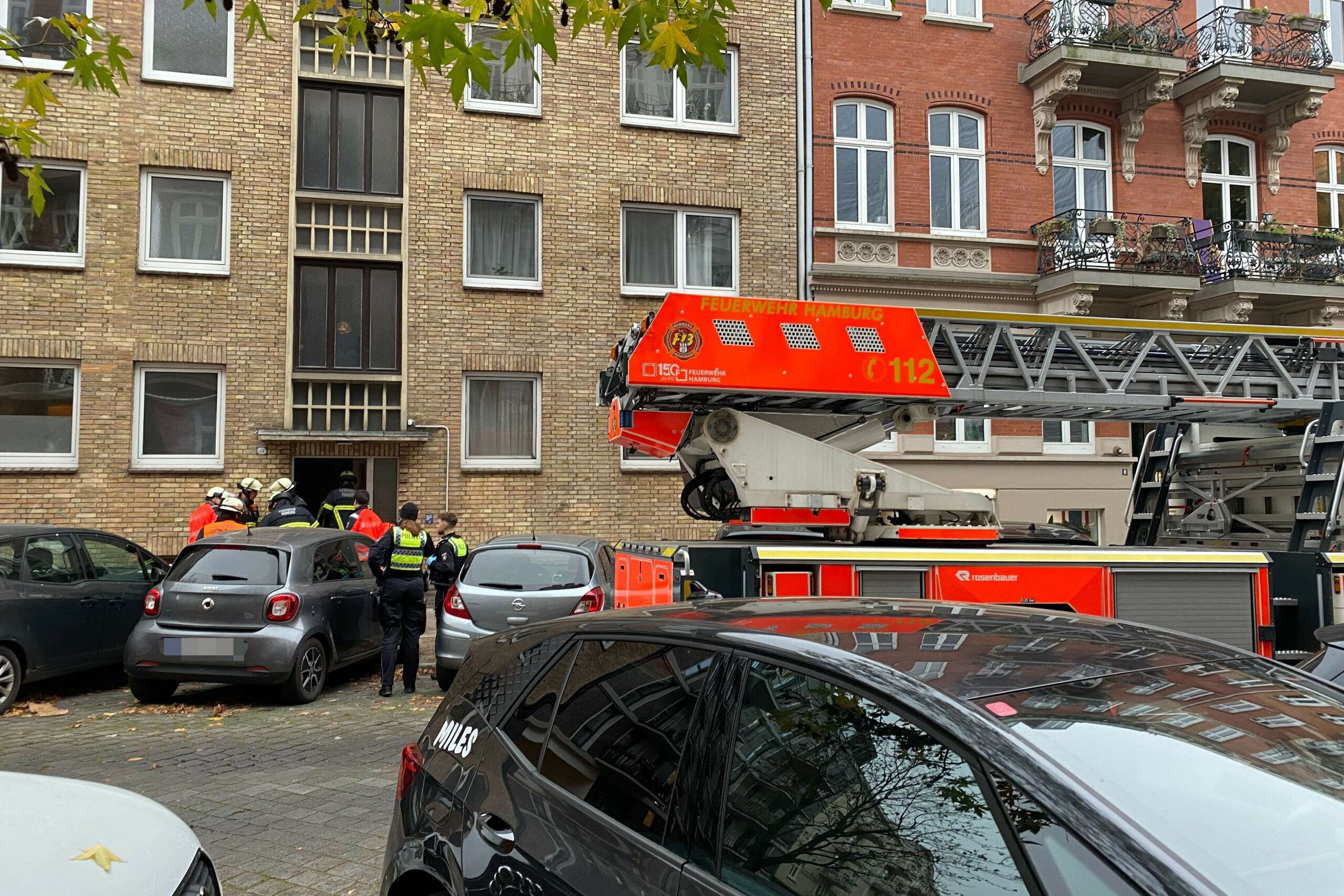 Feuerwehrwagen vor Wohnhaus