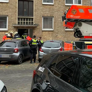 Feuerwehrwagen vor Wohnhaus