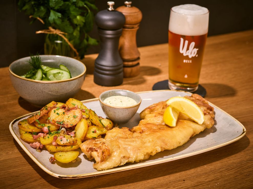 Schnitzel Fritz mit einem Glas Udo Bier im Restaurant Eidelstedt