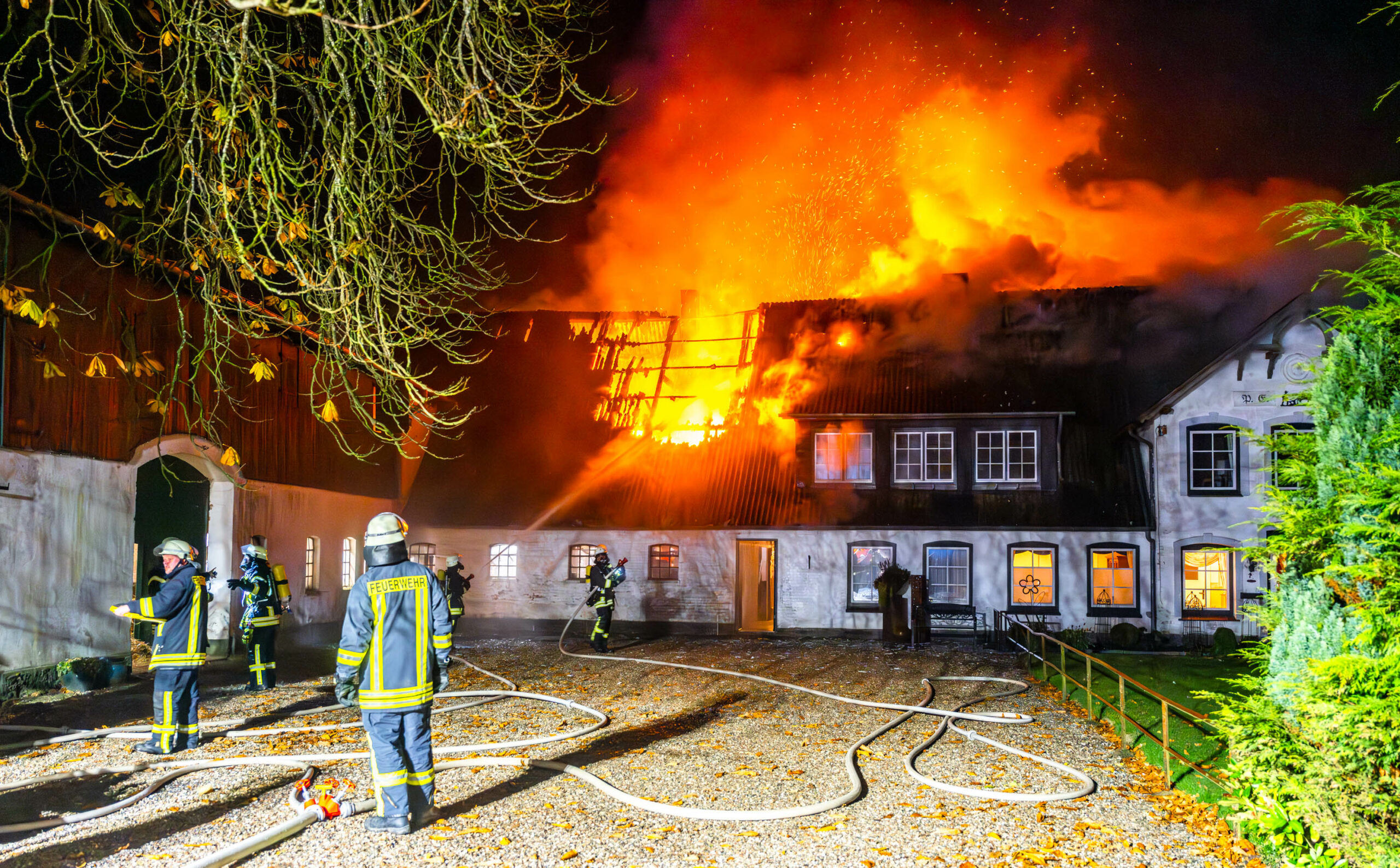 Großbrand im Norden – Tiere aus brennenden Bauernhof gerettet