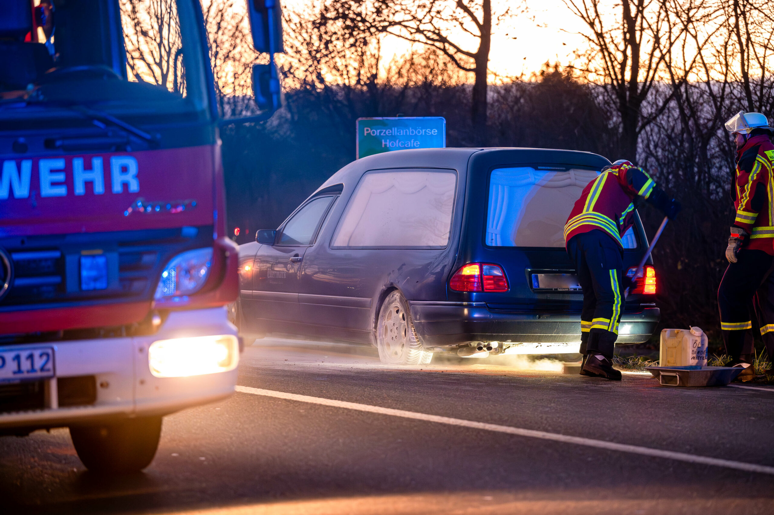 Im Norden: Bundesstraße wegen Autobrand gesperrt. Es war ein Leichenwagen