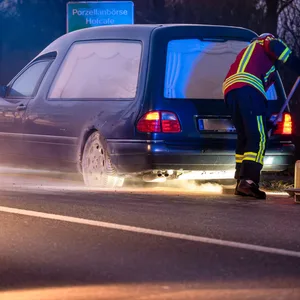 Im Norden: Bundesstraße wegen Autobrand gesperrt. Es war ein Leichenwagen