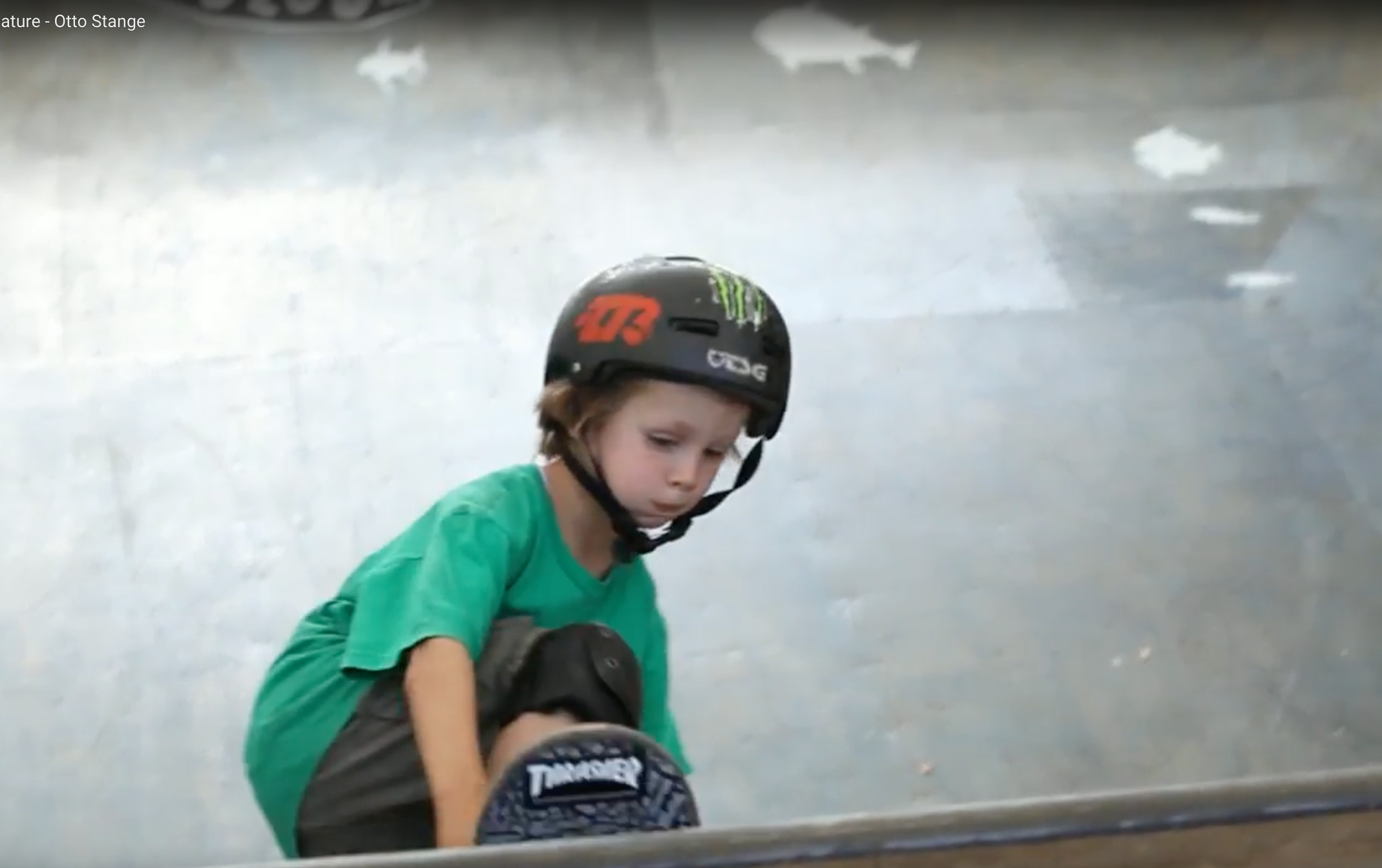 Otto Stange als kleiner Junge beim Skateboarden