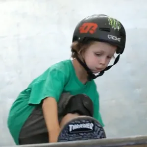 Otto Stange als kleiner Junge beim Skateboarden