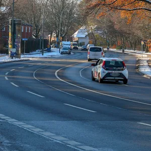Derzeit fahren die Autos auf dem Berner Heerweg auf zwei Spuren pro Richtung – das soll mit der neuen Ampel-Koalition auch so bleiben.