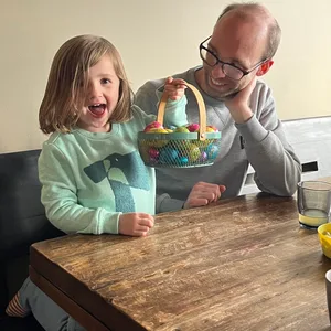 Die kleine Tessa mit ihrem Vater, der sie seit einem halben Jahr nicht mehr gesehen hat.
